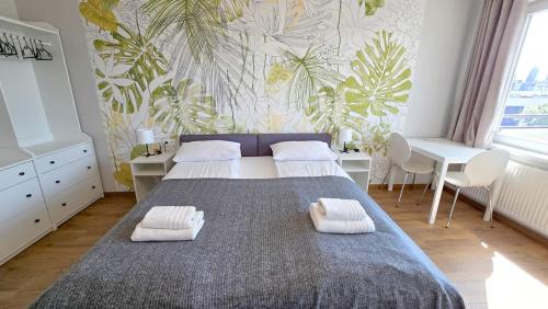 - une chambre avec un grand lit et 2 oreillers blancs dans l'établissement K4648 by Rentoom, à Toruń