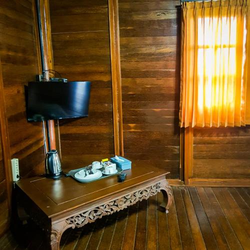 a table with a sink and a lamp on it at Porlak Jahe Giri Tirta Kahuripan in Taringgultonggok