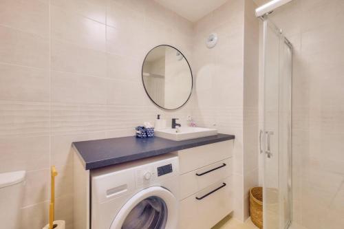 La salle de bains est pourvue d'un lave-linge et d'un miroir. dans l'établissement T2 avec Terrasse et Parking privé au coeur de Nice, à Nice