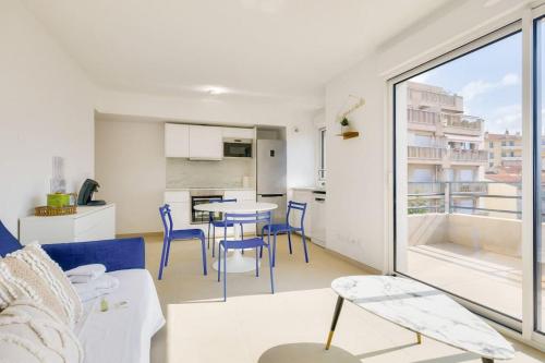 une cuisine et un salon avec une table et des chaises dans l'établissement T2 avec Terrasse et Parking privé au coeur de Nice, à Nice