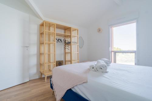 Giường trong phòng chung tại L'Ostra - Maison sur l'eau proche Arcachon