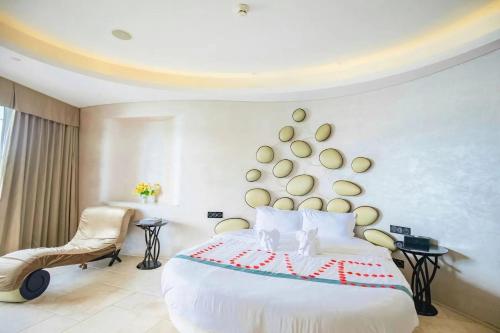 Кровать или кровати в номере Sanya Romantic Journey Sea Resort & Spa