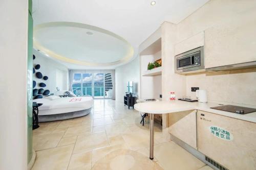 Кухня или мини-кухня в Sanya Romantic Journey Sea Resort & Spa
