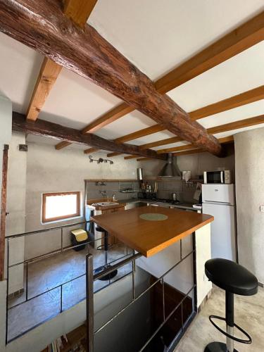 - une cuisine avec un comptoir en bois dans l'établissement Les Toits Nyonsais, à Nyons