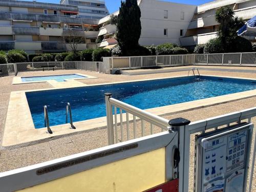 une piscine devant un immeuble dans l'établissement Sublime Appart Vue mer Piscine Clim, à La Grande Motte