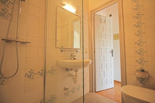 une salle de bain avec un lavabo et une douche en verre dans l'établissement Basic Comfort Studio POBLAT TIPIC 0168, à Empuriabrava