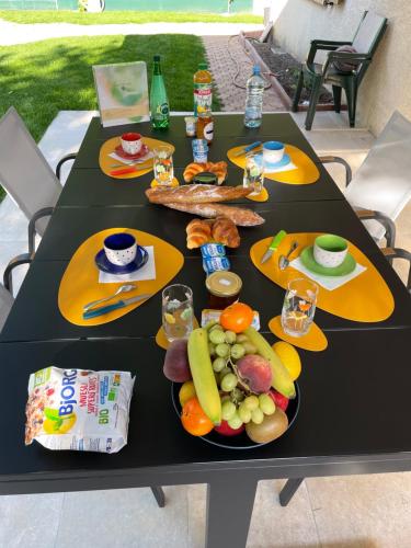 une table noire avec des plaques de nourriture dans l'établissement Chambre climatisée, entre Paris Disneyland, au coeur des Jeux Olympiques canoë-kayak,, à Vaires-sur-Marne