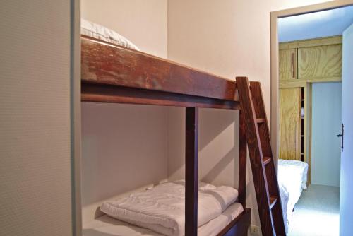 Ce lit superposé se trouve dans un dortoir doté d'un miroir. dans l'établissement Au calme entre les mélèzes- Appt proche des pistes, aux Orres