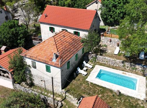an aerial view of a house with a swimming pool at Apartment Rural Podastrana in Sinj