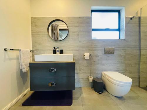 Koupelna v ubytování 24 On Basil Boutique Luxury Hotel
