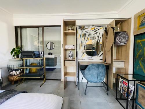 Postel nebo postele na pokoji v ubytování 24 On Basil Boutique Luxury Hotel