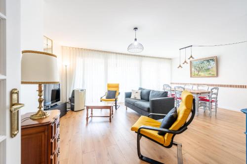 un salon avec un canapé et une table dans l'établissement LE Clos Saint-Michel, à Annecy