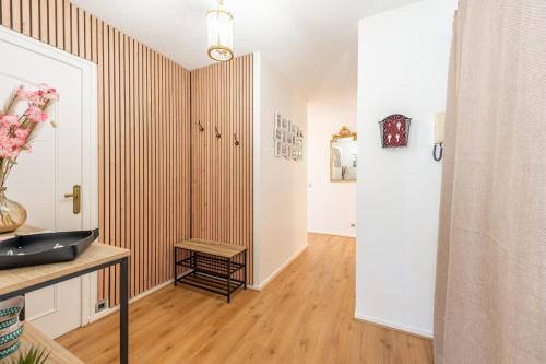 La salle de bains est pourvue d'un lavabo. dans l'établissement LE Clos Saint-Michel, à Annecy