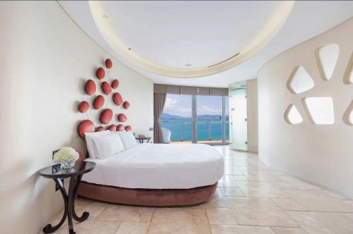 Кровать или кровати в номере Sanya Romantic Journey Sea Resort & Spa