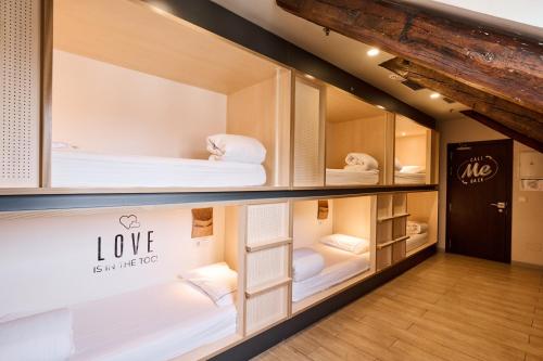 Ένα ή περισσότερα κρεβάτια σε δωμάτιο στο Toc Hostel Madrid