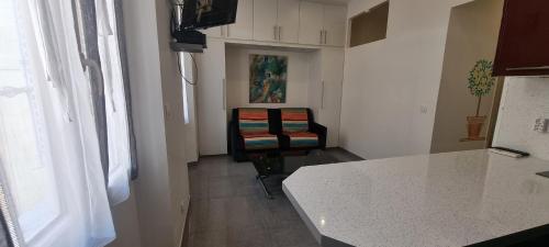 une cuisine avec une table et une chaise dans une pièce dans l'établissement One Bedroom André, à Cannes