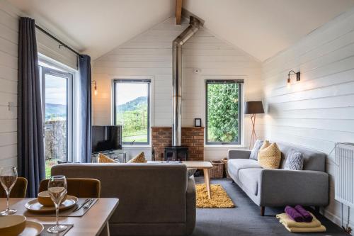 Χώρος καθιστικού στο Kinnaird Woodland Lodges