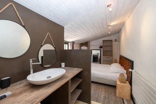 En eller flere senge i et værelse på Charmante maison dans venelle fleurie