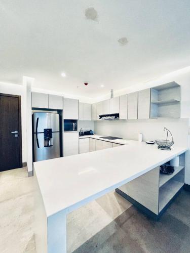 Una cocina o cocineta en Lujoso depa con vista a todo Guayaquil!