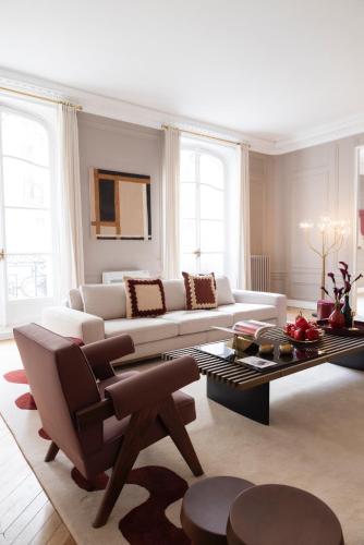 un salon avec un canapé et une table dans l'établissement Luxueux Appartement, La Muette - Paris 16 ème, à Paris