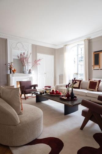 un salon avec un canapé et une table basse dans l'établissement Luxueux Appartement, La Muette - Paris 16 ème, à Paris
