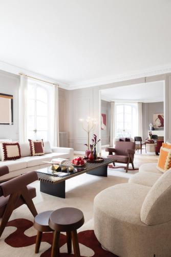 un salon avec des canapés et une table basse dans l'établissement Luxueux Appartement, La Muette - Paris 16 ème, à Paris