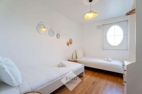 - un salon avec deux lits et une fenêtre dans l'établissement Bellagio appartement Disneyland, à Serris