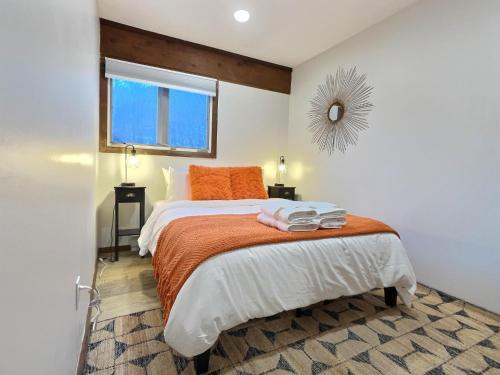 a bedroom with a bed with two towels on it at BearHug AC, Pool, Hot Tub, Tennis, Close to Resort in Killington