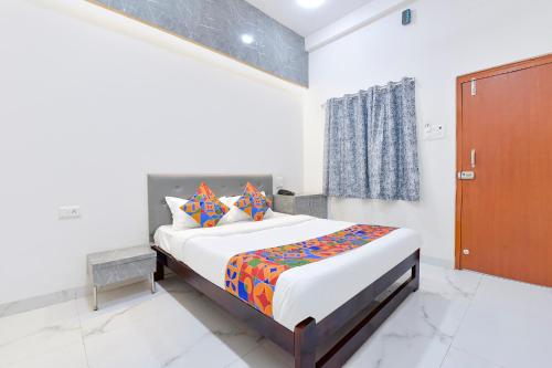 Ένα ή περισσότερα κρεβάτια σε δωμάτιο στο FabHotel Grand Embassy