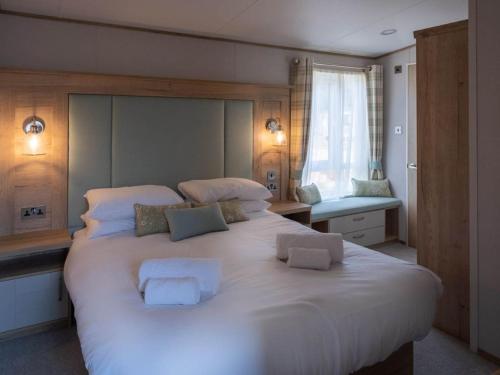 Ένα ή περισσότερα κρεβάτια σε δωμάτιο στο Pinewoods Beach Luxe no.3 – dog friendly