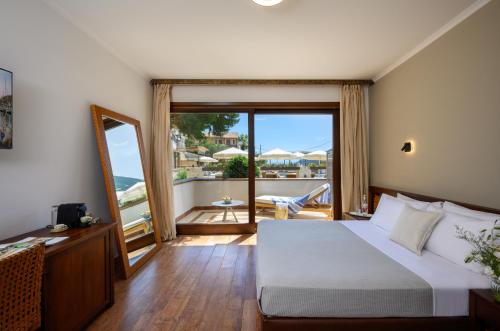Postel nebo postele na pokoji v ubytování Elisso Hotel