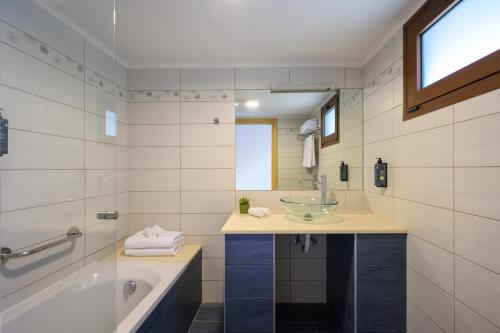 łazienka z wanną i umywalką w obiekcie Elisso Hotel w mieście Vasiliki