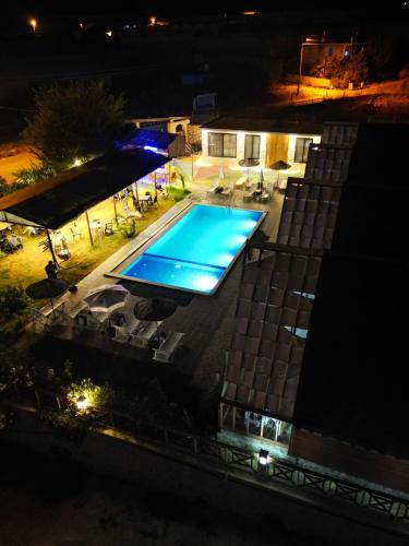 een bovenaanzicht van een zwembad 's nachts bij Bu Bungalow Hotel in Demre