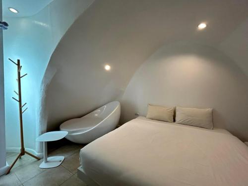 เตียงในห้องที่ Benyada Lodge - Surin Beach