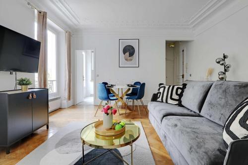 un salon avec un canapé et une table dans l'établissement Magnificent apartment - 1BR-4P - Parc Monceau, à Paris