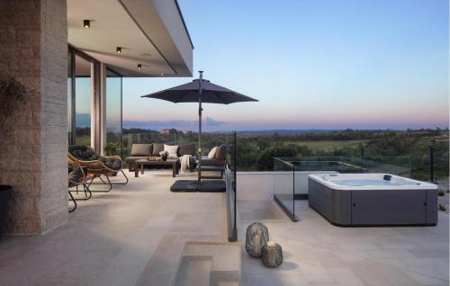 En balkon eller terrasse på Stunning Home In Brtonigla With Sauna