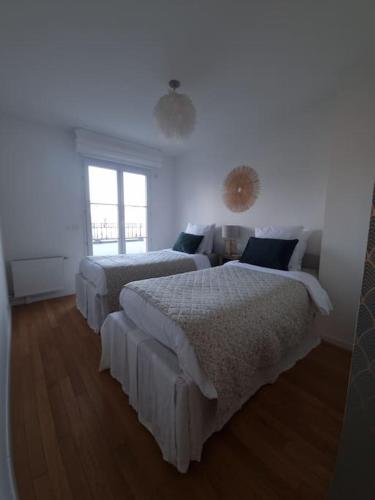 une chambre avec deux lits et une fenêtre dans l'établissement Garden Alley House 8 personnes, à Serris