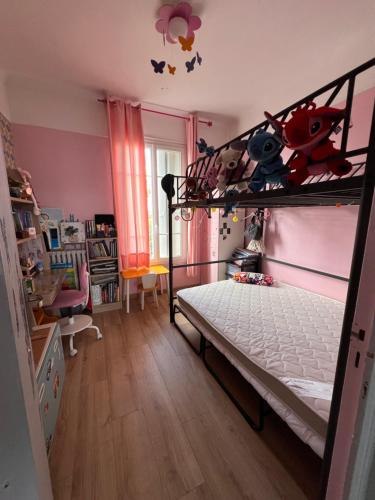 une chambre avec un lit superposé dans une pièce dans l'établissement Maison individuelle et cosy, à Houilles