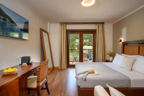 Una cama o camas en una habitación de Elisso Hotel