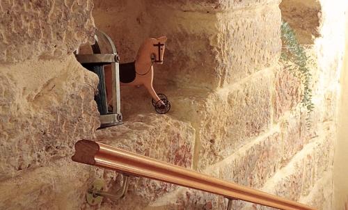 a figurine of a horse on a wall at Maison de caractère au coeur des vignes et du Canal du Midi in Capestang