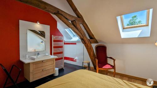 une salle de bain avec un lit, un lavabo et un miroir dans l'établissement Au bout du Ciel - Maison avec garage, terrasse, cave, à Savigny-lès-Beaune