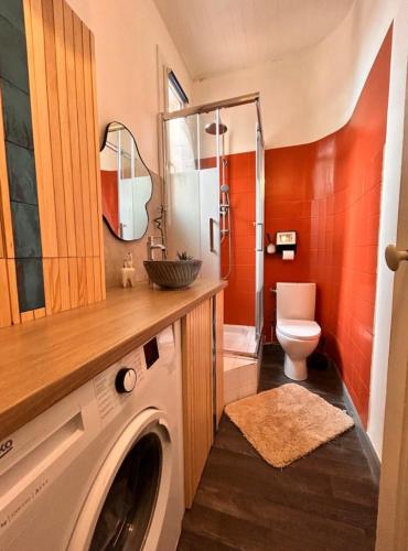 une machine à laver dans une salle de bain avec toilettes dans l'établissement Avignon - Appartement calme et climatisé, à Avignon