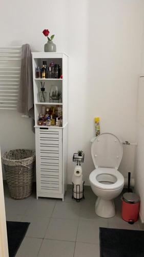 une salle de bain avec des toilettes blanches dans une chambre dans l'établissement Appartement entier vue Seine, à Paris