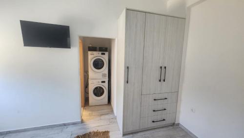 TV a/nebo společenská místnost v ubytování Klimis apartments