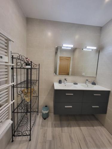 une salle de bain avec un lavabo et un miroir dans l'établissement appartement avec terrasse et parking privé, à Vidauban