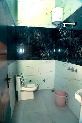 a bathroom with a toilet and a sink at Mukul Guest inn in Vrindāvan