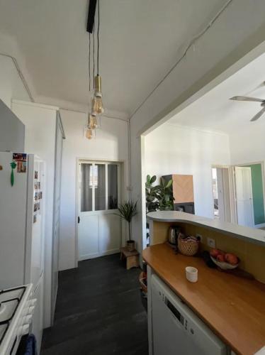 - une cuisine avec des murs blancs et un comptoir dans l'établissement Avignon - Appartement calme et climatisé, à Avignon