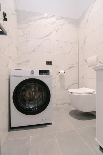オグリンにあるSAB apartmanのバスルーム(洗濯機、トイレ付)