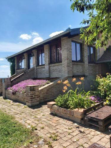 Το κτήριο όπου στεγάζεται  the country house