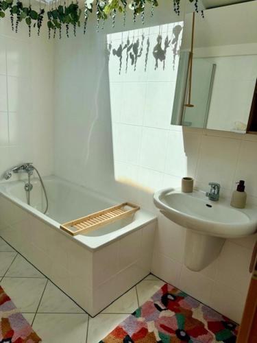 カウプにあるResidenz zu Caub - Blücher-Suiteの浴槽、洗面台、トイレを備えたバスルーム